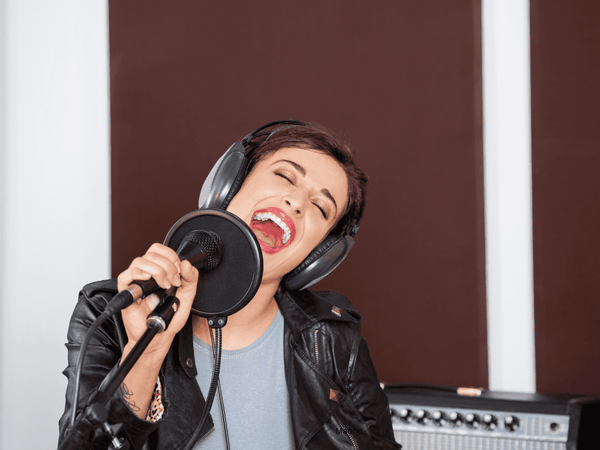 Picking the Best Singing Microphone: Budget, Studio, & Live Options