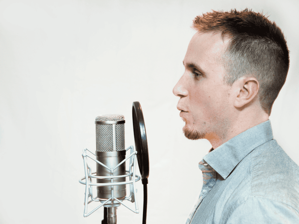 Best Voice Over Microphone & VO Work Tips 2025: AI, Jobs & Gear