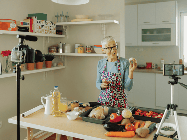 How to Make Money on My Cooking Vlogs with a Wireless Microphone