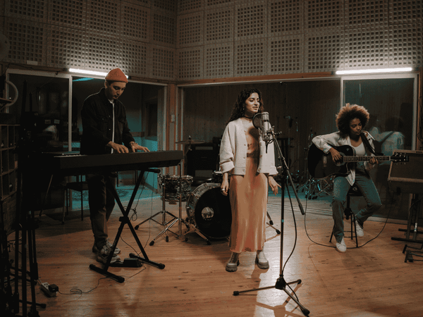 How to Plan a Creative Music Night with Friends at Home