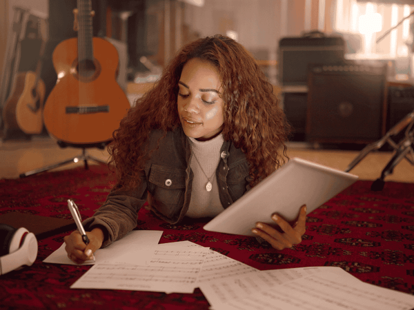 Why Singers Should Use a Wireless Microphone Like Maono Wave T5