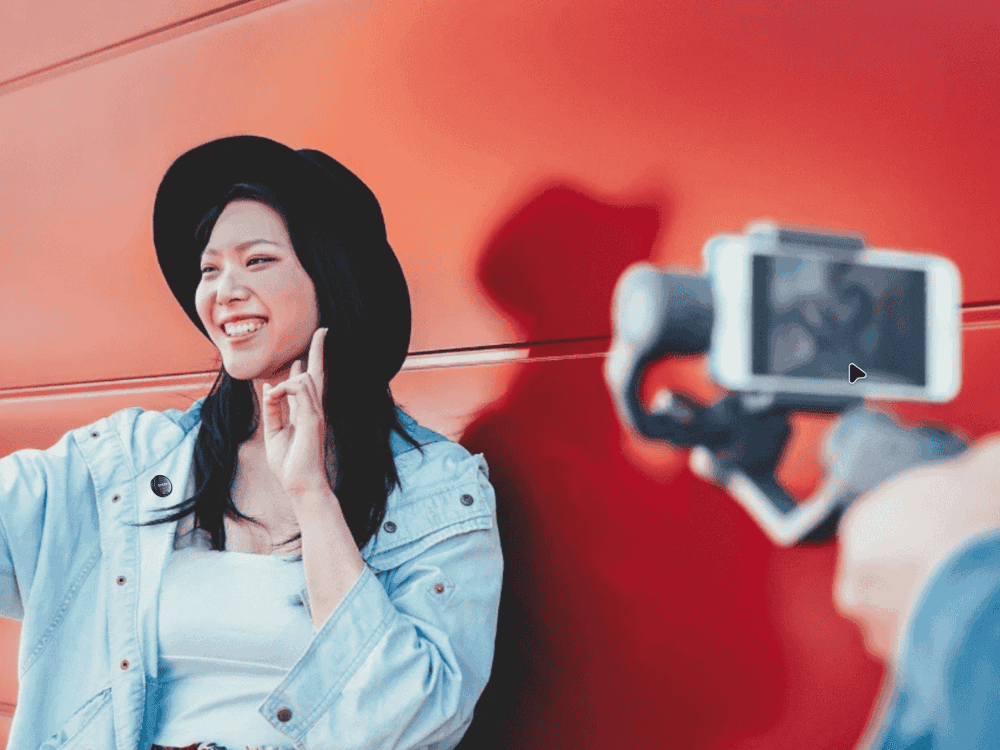 A lady content creator vlogging using Maono Wave T5 wireless microphone