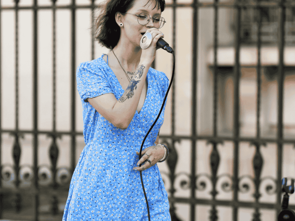 Sing Live Outdoors with Maono Mics: Setup Tips & FAQs