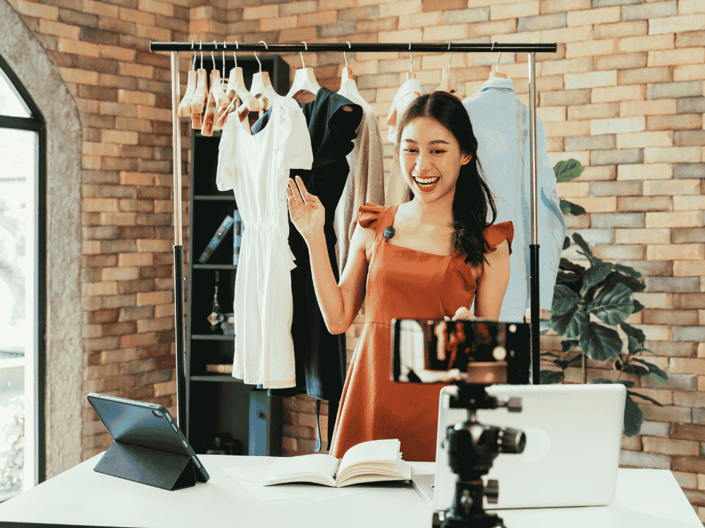 A lady live selling with Wave T5 wireless microphone