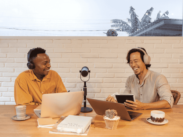 Vlog vs Podcast: Differences & Mic Tips for 2025 Creators