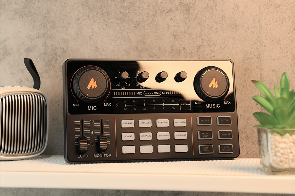 Maonocaster Lite front panel with controls