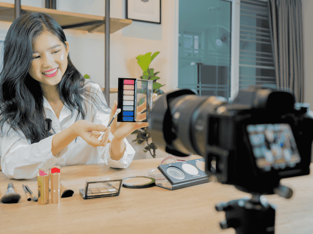 a lady vlogger using a Wave T1 Mini wireless microphone from Maono
