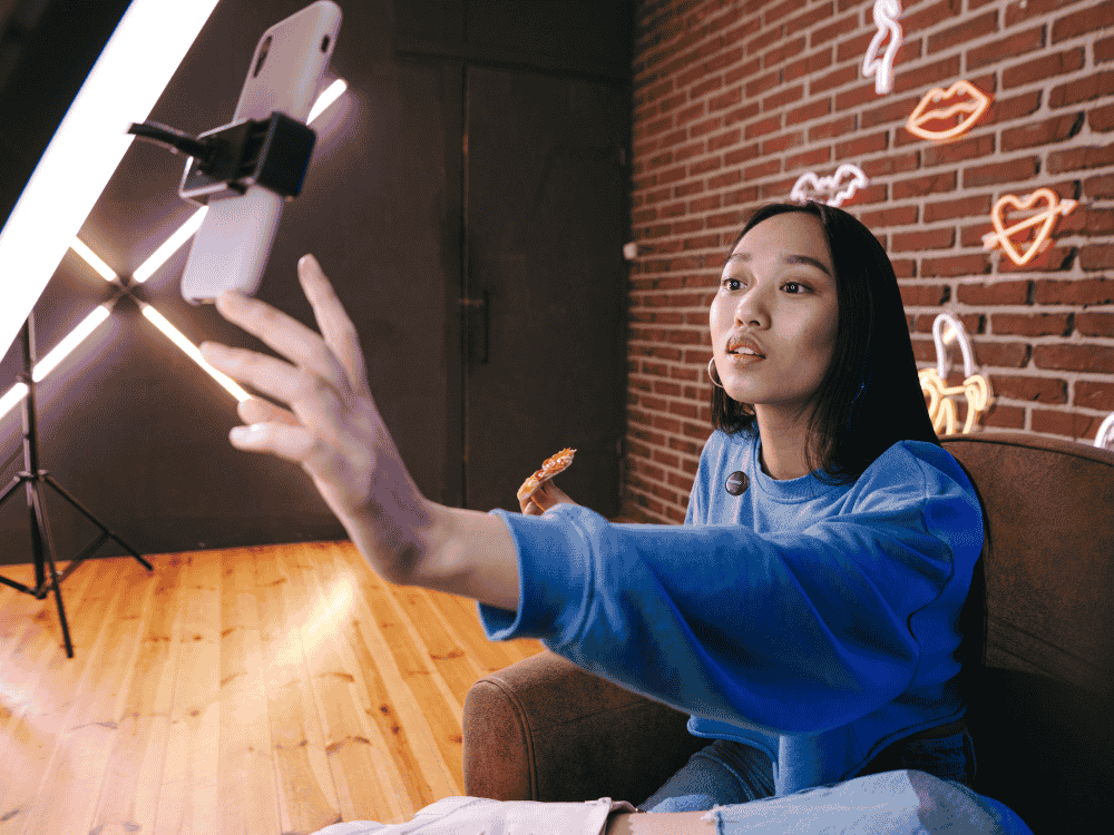 a lady using a Maono wave T5 wireless microphone for vlogging